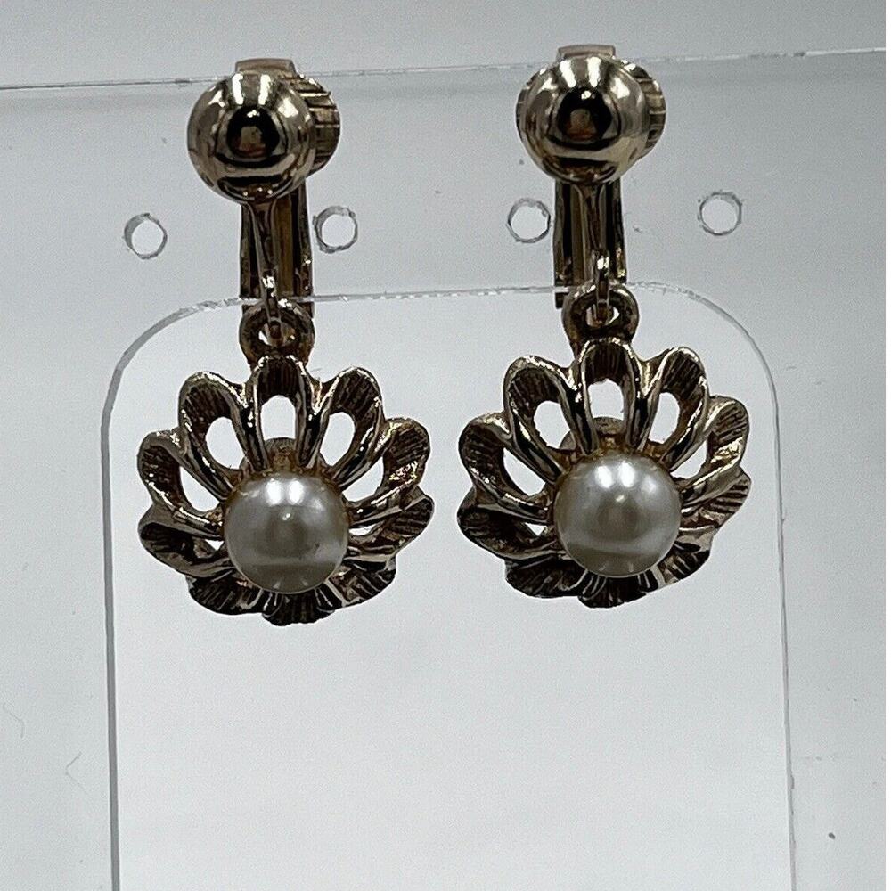 Avon Vintage Faux White Pearl Flower Drop Dangle Gold Tone Clip On Earrings